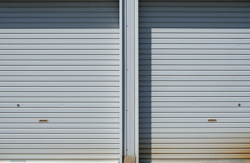 Dos cortinas metálicas enrollables cerradas en locales de su comuna